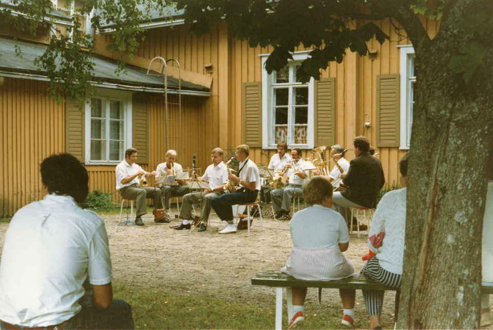 Kotiseutujuhla Toimelan talon pihapiirissä Kellokoskella, 1986, Jaana Koskenranta, Tuusulan museo, CC BY