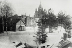 1920-luvun kuvassa vasemmalla upseerien asuinrakennus, jossa toimi 1970-luvulta vuoteen 2006 Varuskuntakerho.
