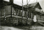 Aliupseerikerho toimi vanhassa venäläisessä koulussa. Rakennus paloi 1972.