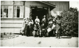 Ystävät tervehtivät hopeahäitään viettäviä Eero ja Saimi Järnefeltiä Suvirannan pihalla Järvenpäässä kesällä 1915. 