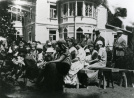 Syvärannan huvilan pihalla esitetyn näytelmän yleisöä 1920-luvun alkupuolelta, jolloin rakennus oli Sanomalehtimiesten lepokoti.