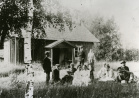 Syvälahden mökin pihamaalla Albert ja Wilhelmiina Stenvall seisovat taka-alalla ja etualalla Krapin tilan väkeä 1910-luvun alkupuolella. Paikka tunnetaan nykyisin Aleksis Kiven kuolinmökkinä.