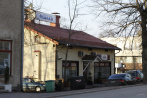 Razumovin pappilassa toimi 1920–80-luvuilla Elannon myymälä. Nykyisin kellarissa on ravintola Päämaja. 