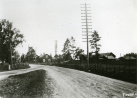 Peltolan päärakennus sijaitsi Hämeentien ja Lahdentien risteyksestä etelään kuvattuna 1922. Talon pihapuut näkyvät yhä eteläisen S-marketin pysäköintialueella.