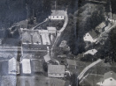 Ilmakuva Gummeruksen puutarhatilasta 50-luvun alussa etelän suunnasta. Oikealla on sahatyömies Vilho Hietarinteen 1947 rakentama talo.
