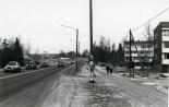Näkymä vuodelta 1987 Tuusulantieltä Hämeentien ja Järvenpääntien risteysalueelle. Oikealla Vähämuorin ja Vähävaarin kerrostalot ja kyltti Prijuuttiin. Kuva Tuusulan museo. 