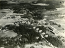 Ilmakuvan vasemmassa reunassa Ylitalon pihapiiriä. Kuva vuodelta 1969, Tuusulan museo