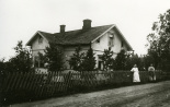 Rantasen leipomo siirtyi Koskensillalta 1920-luvulla nykyisen kunnantalon kohdalle. Tässä toimi myöhemmin monien muistama Simon saluuna. Kuva Olli Raahenmaa