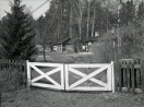 Vanhoja käsityöläisten asuintaloja on vielä säilynyt Koskenmäellä, kuten kuvan Santala Koskitiellä. Kuva Tuusulan museo, István Kecskeméti 1990